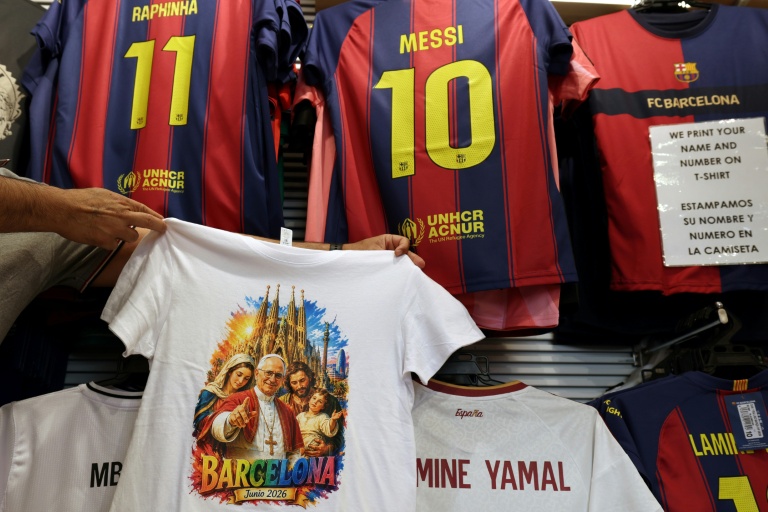 Un t-shirt orné d'une image du pape Léon XIV dans une boutique de souvenirs située à côté de la cathédrale de la Sagrada Familia, à la veille de sa visite à Barcelone le 7 juin 2026
