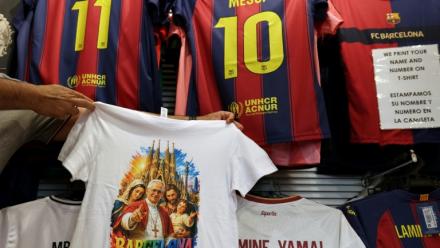 Un t-shirt orné d'une image du pape Léon XIV dans une boutique de souvenirs située à côté de la cathédrale de la Sagrada Familia, à la veille de sa visite à Barcelone le 7 juin 2026
