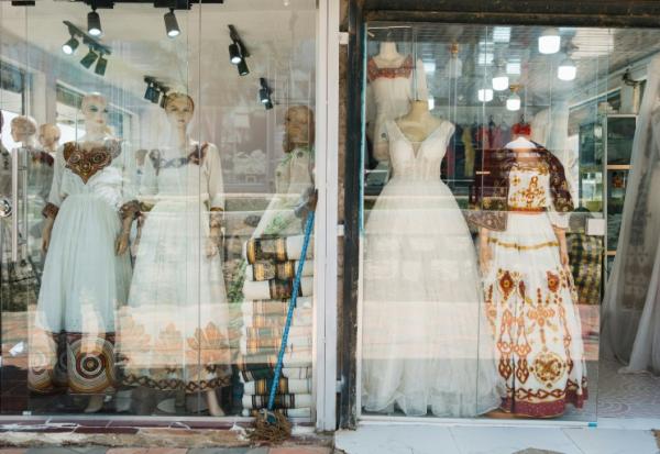 Des netela et des habesha kemis (vêtements traditionnels éthiopiens) dans la vitrine d'un magasin du quartier Shiromeda à Addis Abeba, le 7 octobre 2025 en Éthiopie