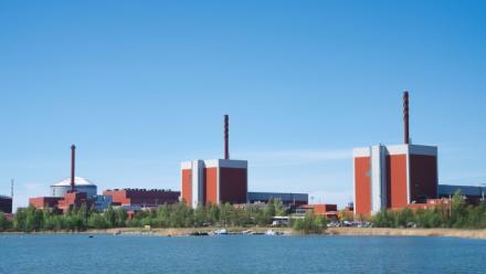 Les réacteurs numéro 3, 1 et 2 de la centrale nucléaire d'Olkiluoto, à Eurajoki en Finlande, le 18 mai 2026