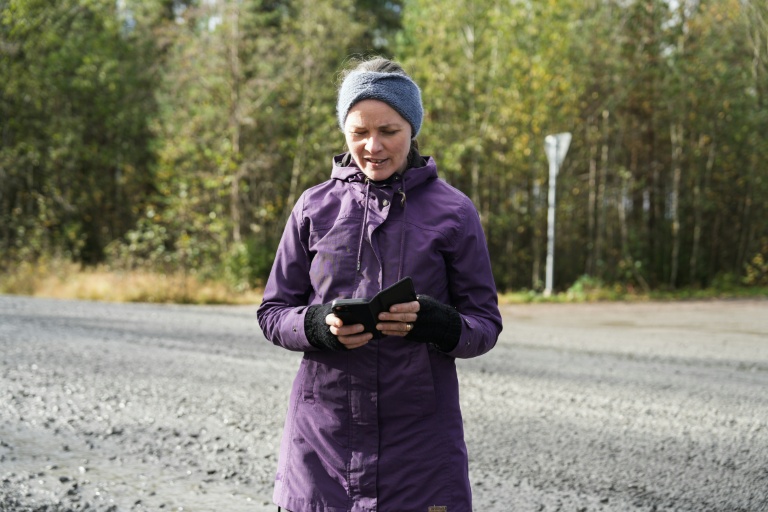 Hanna Halmeenpää, présidente de l'Association finlandaise pour la protection de la nature, près du site où Google prévoit de construire un nouveau centre de données, le 29 septembre 2026 à Muhos, dans le nord de la Finlande 
