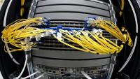 Raccordements en fibre optique dans un centre de données de SFR, à Cesson-sevigné, dans la banlieue de Rennes (Ile-de-France), le 14 décembre 2020.