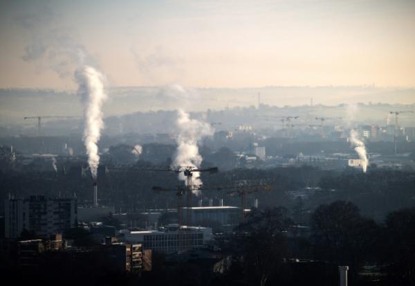 De la fumée s'échappent des cheminées industrielles à Toulouse, le 14 janvier 2025