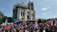 Plusieurs milliers de personnes réunies devant la Basilique de Saint-Denis, près de Paris, pour le meeting de Jean-Luc Mélenchon, candidat LFI à la présidentielle