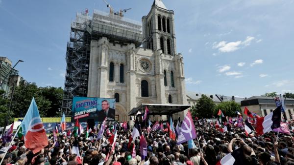 Plusieurs milliers de personnes réunies devant la Basilique de Saint-Denis, près de Paris, pour le meeting de Jean-Luc Mélenchon, candidat LFI à la présidentielle