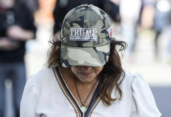Une manifestante antivax avec une casquette "Trump, make America great again", à Nantes le 7 août 2021