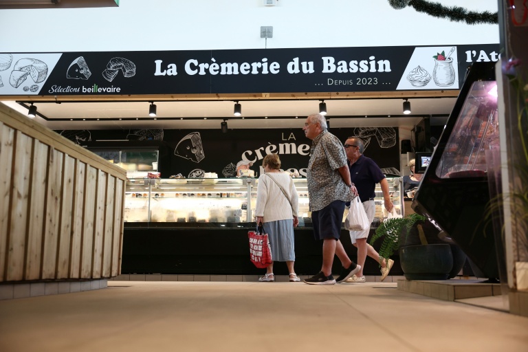 Des clients se rendent au marché d'Andernos-les-Bains, en Gironde, le 1er août 2026
