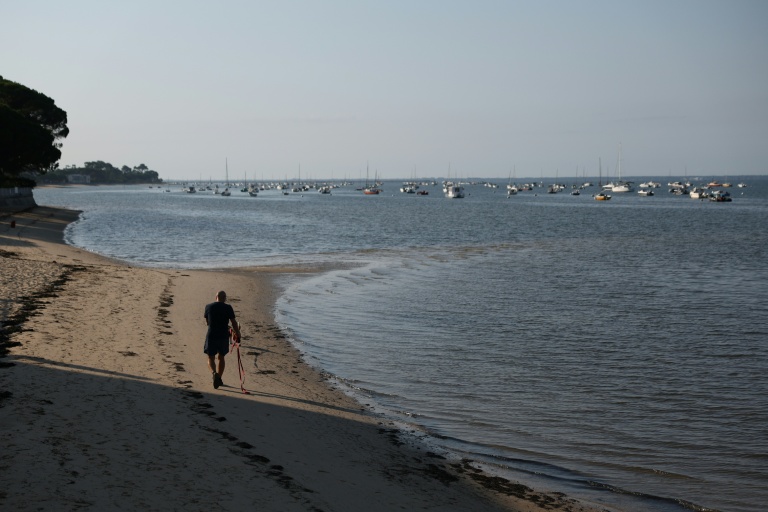 Un homme sur la plage d'Andernos-les-Bains, en Gironde, le 1er août 2026