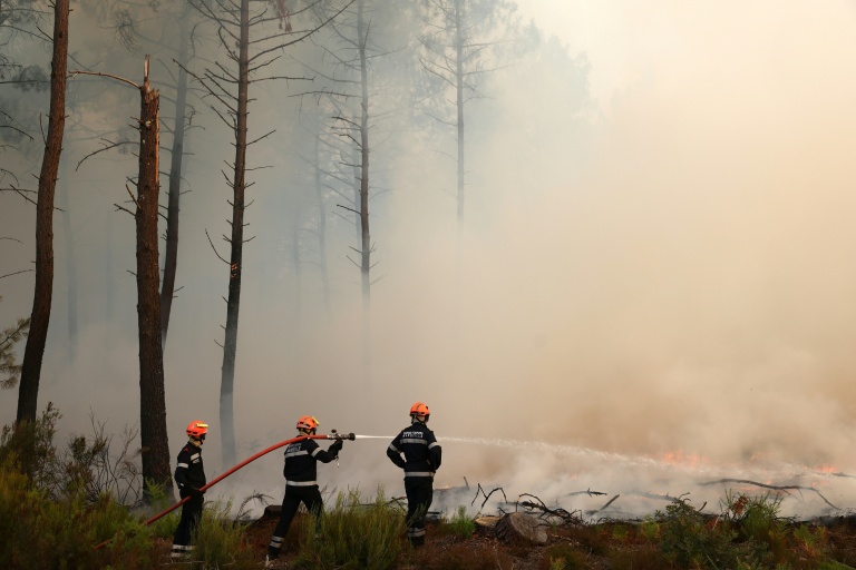Des pompiers luttent contre un incendie à Arès, en Gironde, le 26 juillet 2026