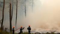 Des pompiers luttent contre un incendie à Arès, en Gironde, le 26 juillet 2026
