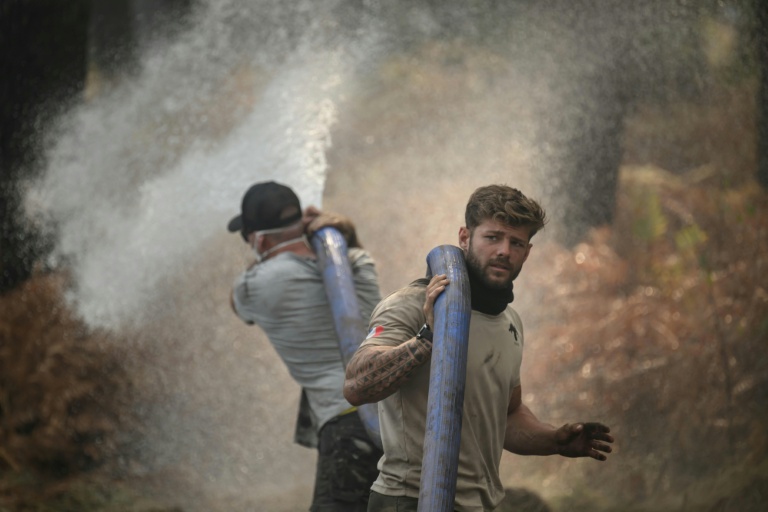 Des volontaires luttent contre le feu dans la forêt de Lanton (Gironde) le 29 juillet 2026