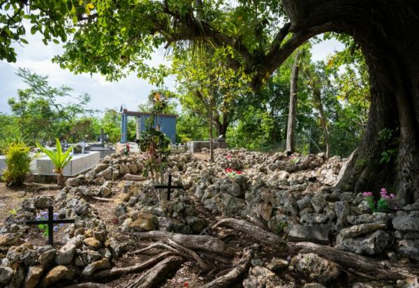Le cimetière privé de la famille Roussas aux Abymes, en Guadeloupe, le 31 octobre 2025