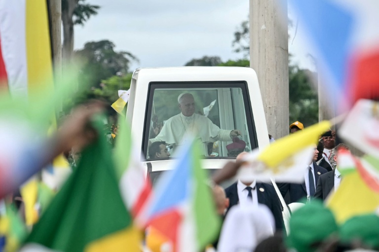 Le pape salue la foule depuis la papamobile à son arrivée à Mongomo, en Guinée équatoriale, le 22 avril 2026
