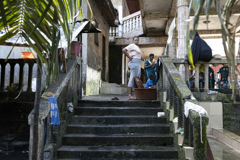 Dans une banlieue de la capitale guinéenne Conakry le 25 septembre 2025, près du logement de Abdoul Aziz Baldé, dont le fils est porté disparu au large du Maroc après avoir tenté de rejoindre l'Europe clandestinement par la mer 