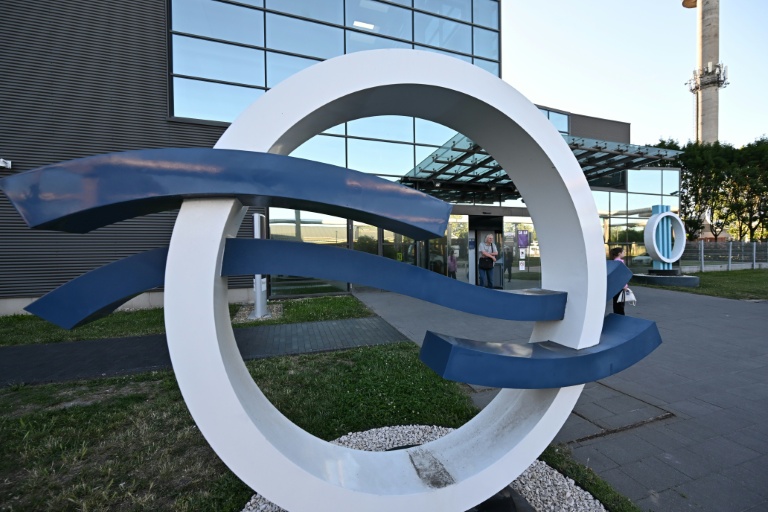 Logo d'une des chaînes du groupe audiovisuel public hongrois MTVA, le 28 mai 2026 à Budapest 