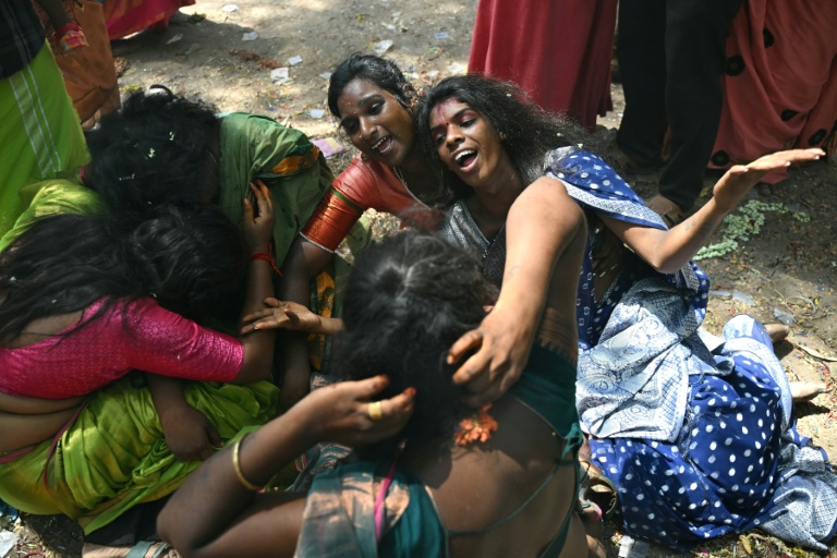 Des membres de la communauté transgenre participent au festival annuel Koovagam, le 29 avril 2026 à Kallakurichi, dans l'Etat indien méridional du Tamil Nadu 