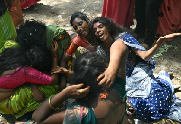 Des membres de la communauté transgenre participent au festival annuel Koovagam, le 29 avril 2026 à Kallakurichi, dans l'Etat indien méridional du Tamil Nadu 
