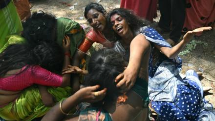 Des membres de la communauté transgenre participent au festival annuel Koovagam, le 29 avril 2026 à Kallakurichi, dans l'Etat indien méridional du Tamil Nadu 