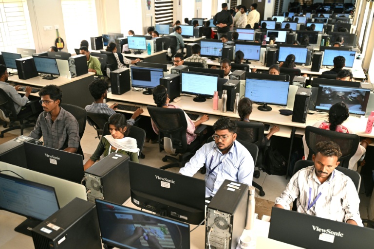 Des employés de la société Objectways annotent, c'est-à-dire décomposent en langage machine, les gestes enregistrés par les caméras, le 13 mai 2026 à Karur, en Inde