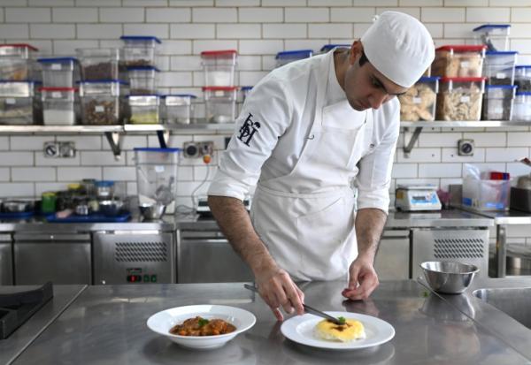 Un élève-cuisinier de l'Ecole Ducasse à Gurugram, près de New Delhi en Inde, le 22 septembre 2026