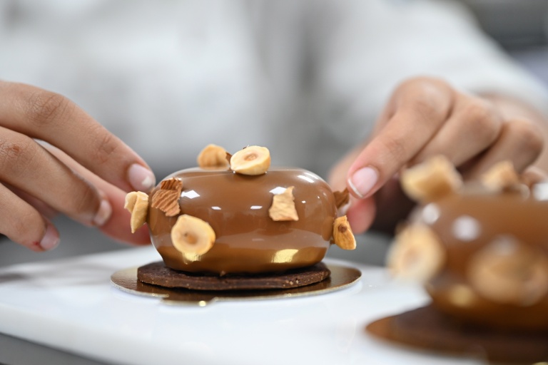 Un élève-cuisinier  prépare une pâtisserie à l'École Ducasse, une école de cuisine française située à Gurugram, en Inde, le 22 septembre 2026
