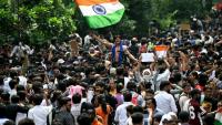 Des partisans du "parti des cafards" célèbrent à New Delhi la démission du ministre indien de l'Education, Dharmendra Pradhan, dont les étudiants exigeaient le départ en raison d'une série de fraudes aux examens universitaires, le 25 juillet 2026