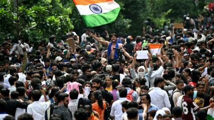 Des partisans du "parti des cafards" célèbrent à New Delhi la démission du ministre indien de l'Education, Dharmendra Pradhan, dont les étudiants exigeaient le départ en raison d'une série de fraudes aux examens universitaires, le 25 juillet 2026
