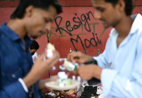 Des sympathisants du Cockroach Janta Party (CJP), le parti du peuple des cafards, lors d'une manifestation pour exiger la démission du ministre indien de l’Éducation, Dharmendra Pradhan, au Jantar Mantar, à New Delhi, le 22 juillet 2026