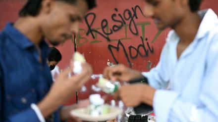 Des sympathisants du Cockroach Janta Party (CJP), le parti du peuple des cafards, lors d'une manifestation pour exiger la démission du ministre indien de l’Éducation, Dharmendra Pradhan, au Jantar Mantar, à New Delhi, le 22 juillet 2026