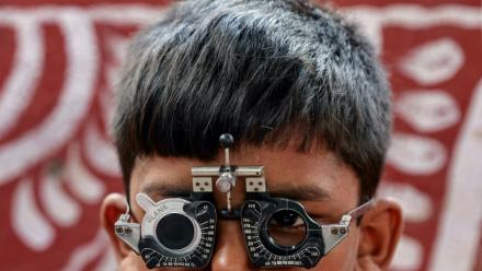 Un enfant se fait tester sa vue grâce à une ONG, GoodVision India, à Bhubaneswar, en Inde, le 4 mai 2026