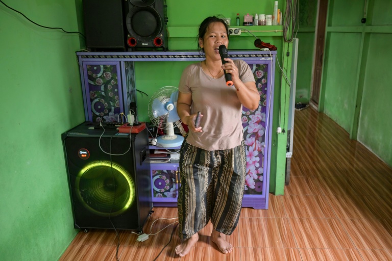 Une observatrice de la faune pour Borneo Future Indonesia,  Katarina Siti, en train de chanter avec une machine de karaoké qu’elle a achetée avec l’argent gagné en observant la faune dans le village de Sungai Ajung, à Kapuas Hulu, à Bornéo, le 2 septembre 2026