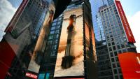 Images géantes de fusées SpaceX sur les murs d'immeubles de Times Square, à New York, non loin de celui du Nasdaq, le jour de l'entrée en Bourse, le 12 juin 2026. 