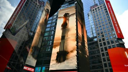 Images géantes de fusées SpaceX sur les murs d'immeubles de Times Square, à New York, non loin de celui du Nasdaq, le jour de l'entrée en Bourse, le 12 juin 2026. 