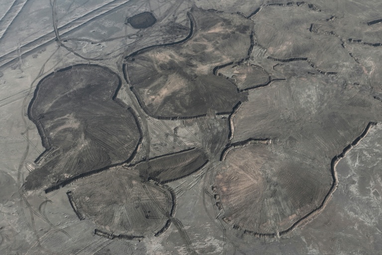 Photo aérienne montrant des dunes de sable en cours de déblaiement et l’extraction d’argile dans le désert au sud de Samawah, en Irak, le 21 décembre 2025