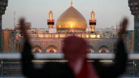Un homme photographié dans le sanctuaire de l'imam chiite Ali, dans la ville sainte irakienne de Najaf, le 10 mars 2026