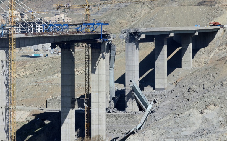 Le pont B1 détruit à Karaj, au lendemain d'une frappe américaine, le 3 avril 2026 en Iran