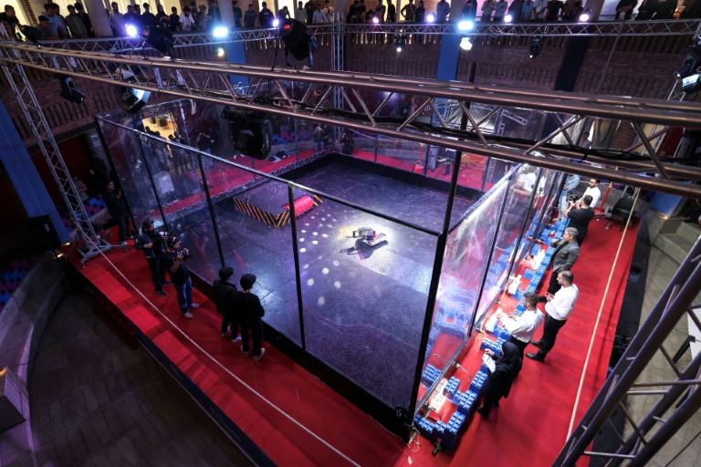 Des étudiants en ingénierie participent à un concours de combat de robots lors de la deuxième édition des Olympiades de la Tech au parc technologique de Pardis en Iran, en périphérie de Téhéran, le 28 octobre 2025