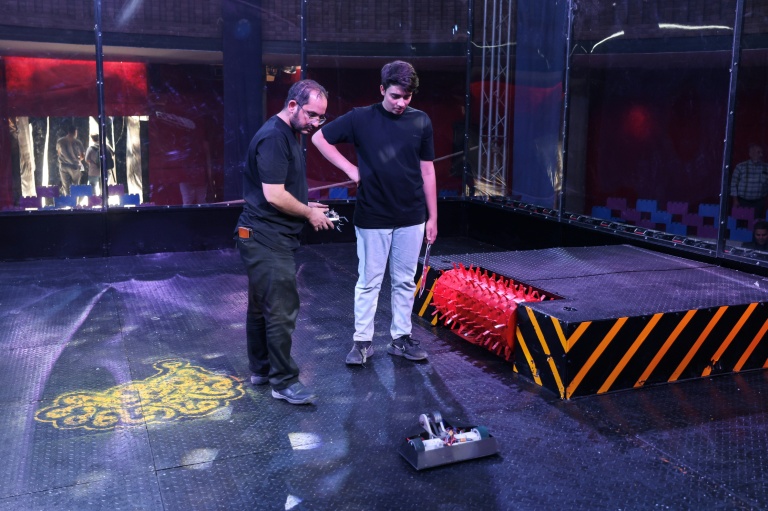 Des étudiants iraniens préparent leur robot avant un combat lors de la deuxième édition des Olympiades de la Tech au parc technologique de Pardis en Iran, en périphérie de Téhéran, le 28 octobre 2025