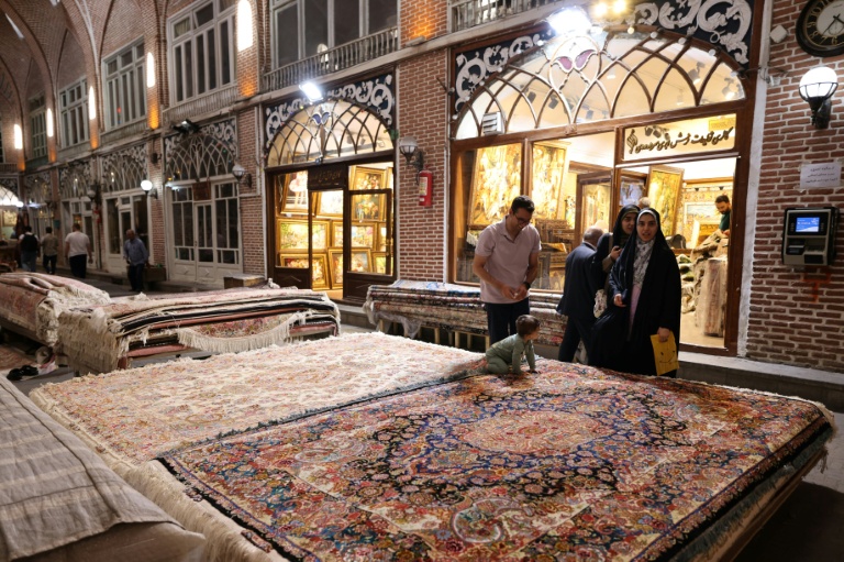 Des tapis persans exposés au marché de Tabriz, dans le nord-ouest de l'Iran, le 17 septembre 2025
