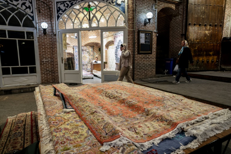 Des tapis persans exposés au marché de Tabriz, le 17 septembre 2025 dans le nord-ouest de l'Iran
