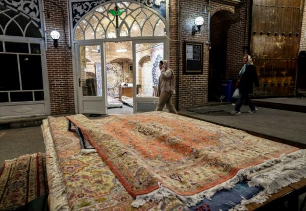 Des tapis persans exposés au marché de Tabriz, le 17 septembre 2025 dans le nord-ouest de l'Iran