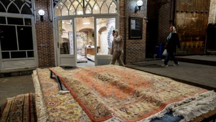 Des tapis persans exposés au marché de Tabriz, le 17 septembre 2025 dans le nord-ouest de l'Iran