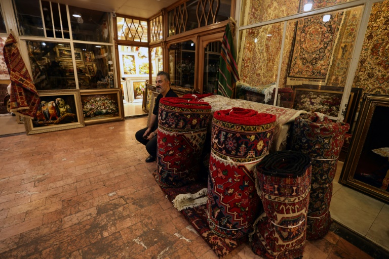 Un vendeur de tapis persans au marché de Tabriz, dans le nord-ouest de l'Iran, le 17 septembre 2025