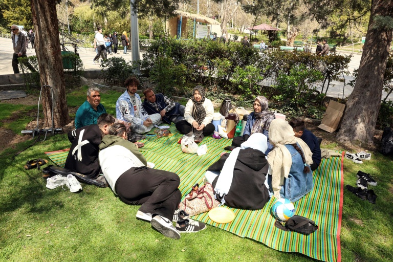 Des Iraniens se rassemblent au parc Mellat de Téhéran ,le 2 avril 2026, à l’occasion de la 