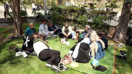 Des Iraniens se rassemblent au parc Mellat de Téhéran ,le 2 avril 2026, à l’occasion de la "Journée de la nature", qui marque la fin des festivités du Nouvel an persan, Norouz