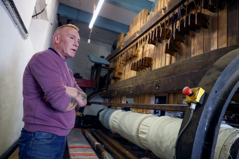 William Smyth dans son atelier de battage de lin, à Upperlands, en Irlande du Nord, le 4 septembre 2025