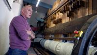 William Smyth dans son atelier de battage de lin, à Upperlands, en Irlande du Nord, le 4 septembre 2025
