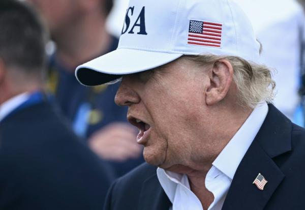 Le président américain Donald Trump assiste au tournoi de golf Irish Open organisé sur son parcours, à Doonbeg, en Irlande, le 13 septembre 2026