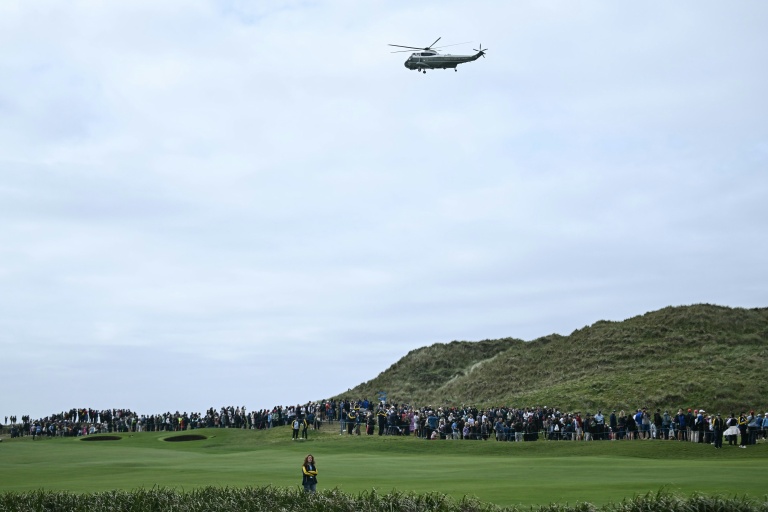 Un hélicoptère transportant le président américain Donald Trump se prépare à atterrir sur son parcours de golf à Doonbeg, dans l’ouest de l’Irlande, le 12 septembre 2026