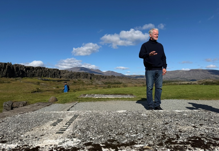 Le généticien Kari Stefansson près de la tombe du poète Jonas Hallgrimsson (g) à Thingvellir, le 28 août 2026 en Islande